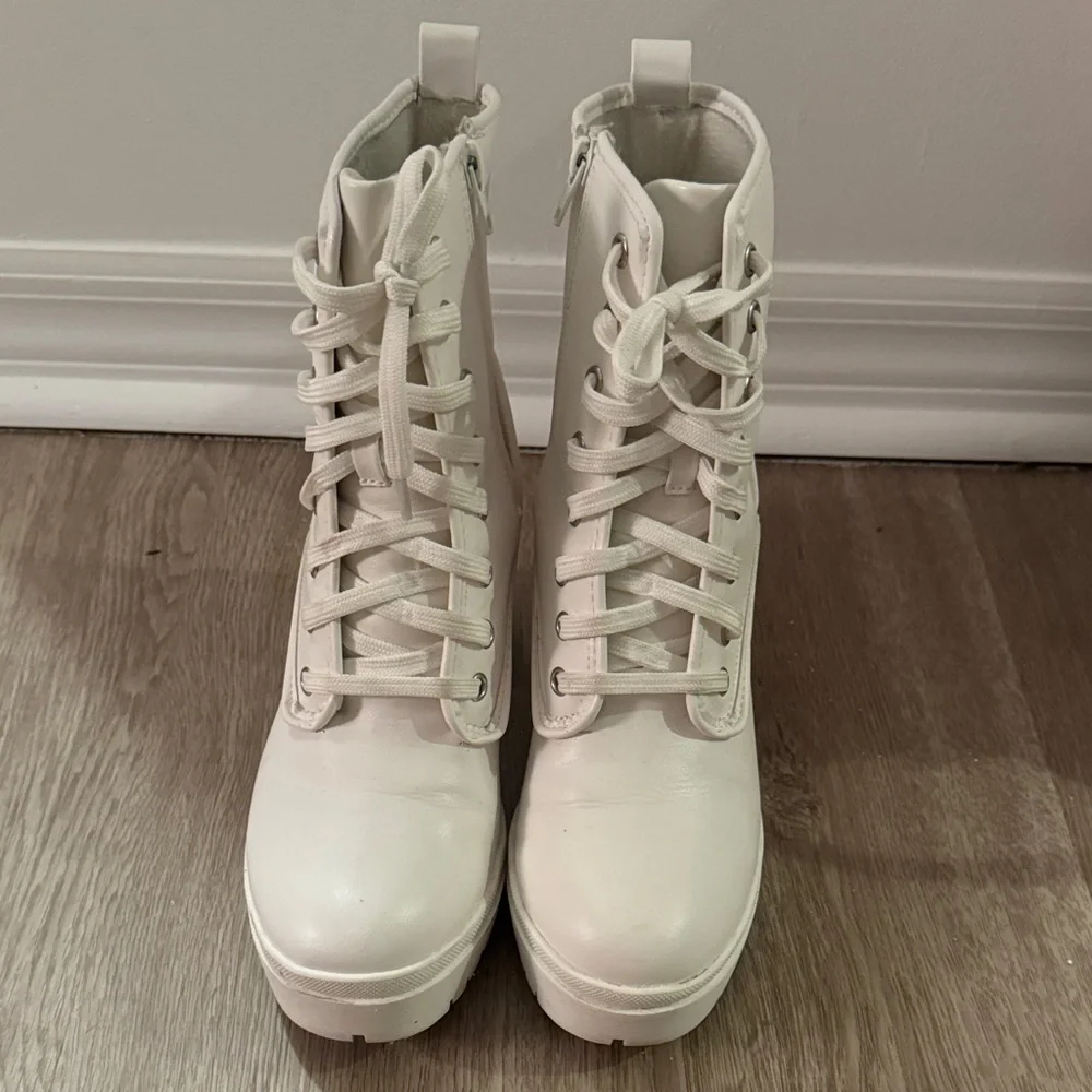 Lulu’s White Lace-Up Chunky Heel Combat Boots - Women's S 7.5 - Picture 2 of 6